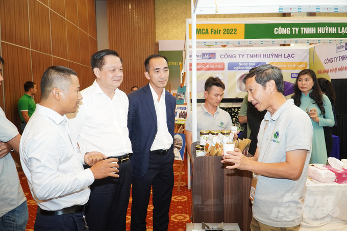 Đại biểu tham quan gian hàng trưng bày các sản phẩm, giải pháp thích ứng với BĐKH. Ảnh: Kim Anh.
