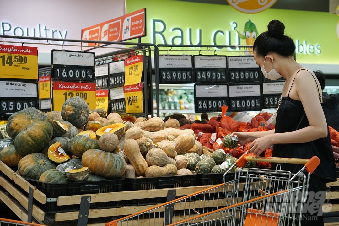 Người tiêu dùng lựa chọn thực phẩm tại hệ thống siêu thị hiện đại. Ảnh: Nguyễn Thủy.