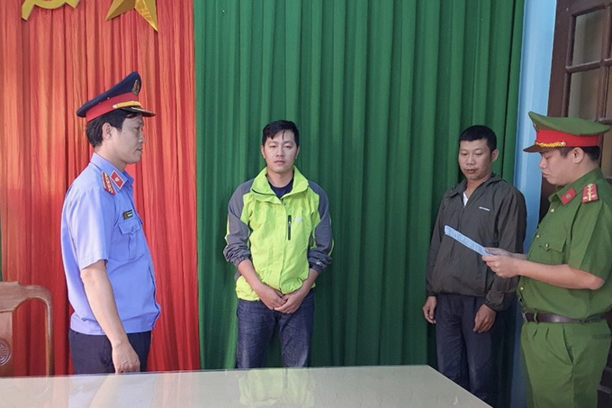 Cơ quan điều tra đọc lệnh khởi tố, bắt tạm giam Nguyễn Xuân Anh Dũng (Áo vàng, giữa). Ảnh: CAH.