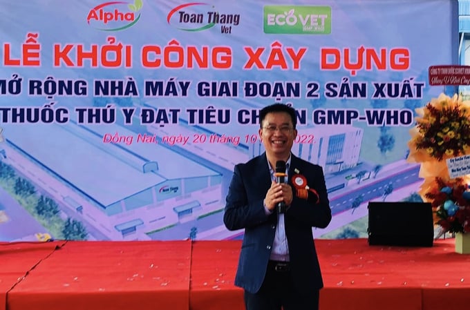 Ông Phạm Đắc Thắng, Giám đốc Công ty Toàn Thắng cho biết, nhà máy được xây dựng thêm 6.000m2 với vốn đầu tư 6 triệu USD, với công nghệ đạt tiêu chuẩn GMP-WHO. Ảnh: Đức Trung.