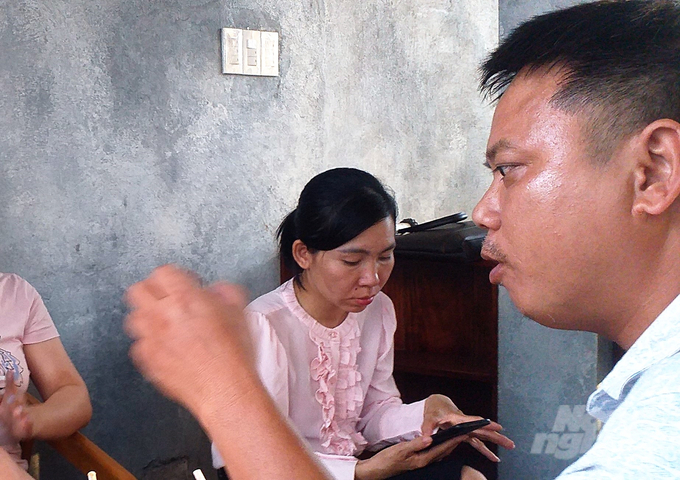 Anh Huỳnh Viết Thuận kể lại chuyện vợ là cô Nguyễn Thị Chi suy sụp, có ý định tự tử, đổ bệnh sau khi bị vợ chồng Dũng – Linh mượn hơn 2 tỷ đồng nhưng trốn nợ. Ảnh: MT.