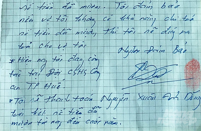 Giấy viết tay mượn và cam kết thời gian trả tiền của Dũng ghi rõ người này đang công tác ở Đội Cảnh sát hình sự Công an TP. Huế. Ảnh: CĐ.