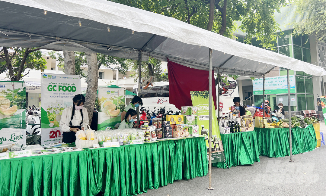 Phiên chợ Thực phẩm minh bạch được tổ chức tại Khuôn viên Trường Cán bộ Quản lý Nông nghiệp và Phát triển Nông thôn II. Ảnh: Nguyễn Thủy.