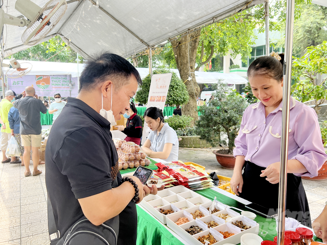 Người tiêu dùng thưởng thức các loại cá khô của Hải Nam Foods. Ảnh: Nguyễn Thủy.