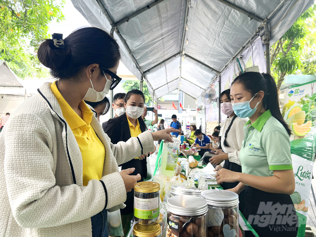 Các sản phẩm của GC Food bán tại Phiên chợ Thực phẩm minh bạch được giảm giá đến 30%. Ảnh: Nguyễn Thủy.