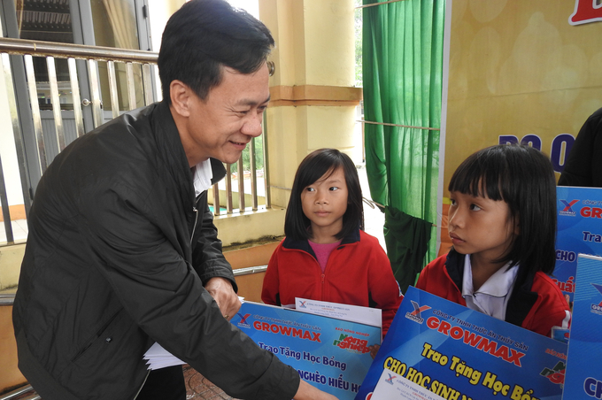 Thầy Nguyễn Thành Nông chia sẻ, động viên các em học sinh khó khăn vươn lên trong học tập. 