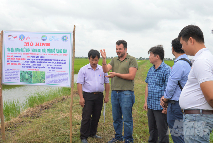 Ông Fortenbacher Dominik là Trưởng nhóm nông nghiệp thuộc Tổ chức Hợp tác Đức (GIZ) trao đổi với các thành viên Hợp tác xã Thuận Nông về phát triển nông nghiệp bền vững thích ứng với biến đổi khí hậu. Ảnh: Trung Chánh.