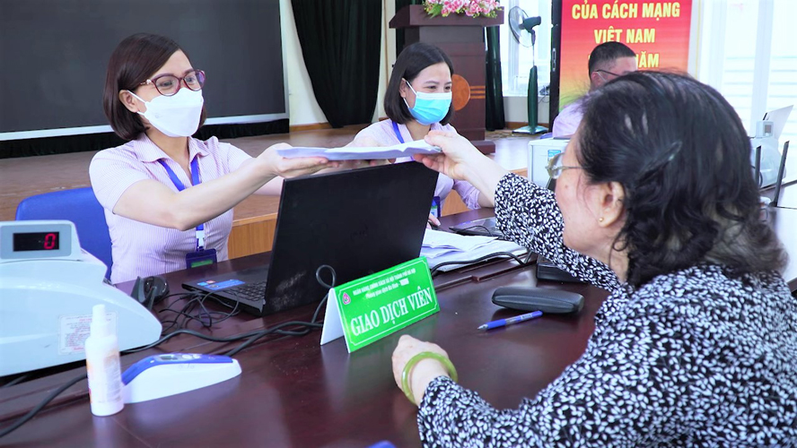 Giải quyết thủ tục vay vốn cho người dân tại điểm giao dịch Ngân hàng Chính sách xã hội phường Thành Công (quận Ba Đình).