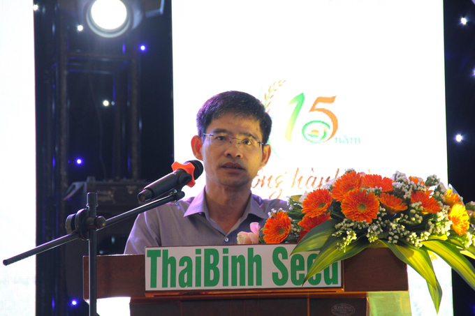 Ông Trương Xuân Tý, Phó Giám đốc Sở NN-PTNT tỉnh Quảng Nam ghi nhận những đóng góp của Công ty TNHH ThaiBinh Seed - miền Trung - Tây Nguyên vào sự phát triển của ngành nông nghiệp tỉnh Quảng Nam. Ảnh: L.K.