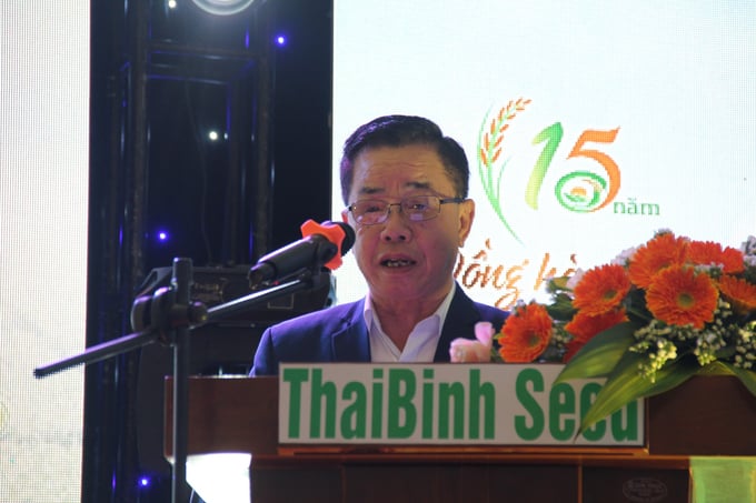 Ông Trần Mạnh Báo, Chủ tịch HĐQT, Tổng giám đốc Tập đoàn ThaiBinh Seed ghi nhận và biểu dương những thành quả của Coomg ty TNHH ThaiBinh Seed  - Miền Trung - Tây Nguyên trong 15 năm qua. Ảnh: L.K.