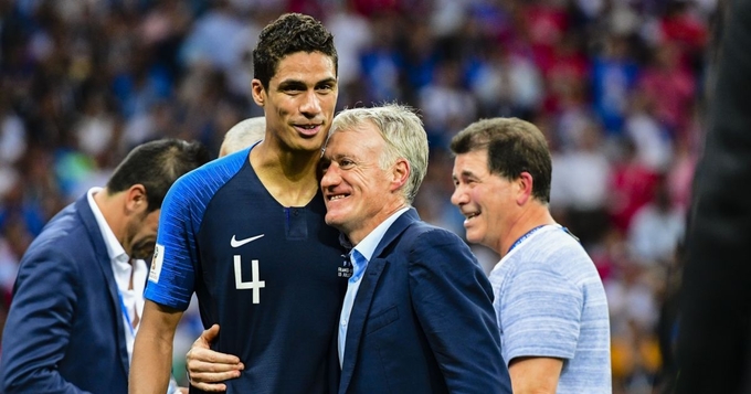 Didier Deschamps có lẽ là người đau đầu nhất lúc này. Ảnh: Mirror.