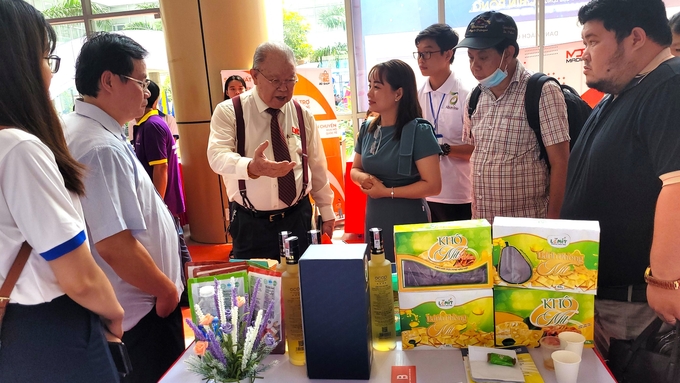 Prof. Vo Tong Xuan presenting the Lemit plant-based meat products. Photo: Kim Anh.