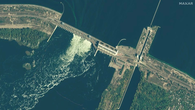 Ảnh vệ tinh đập thủy điện Kakhovka trên sông Dnieper ở Ukraine. Ảnh: Getty
