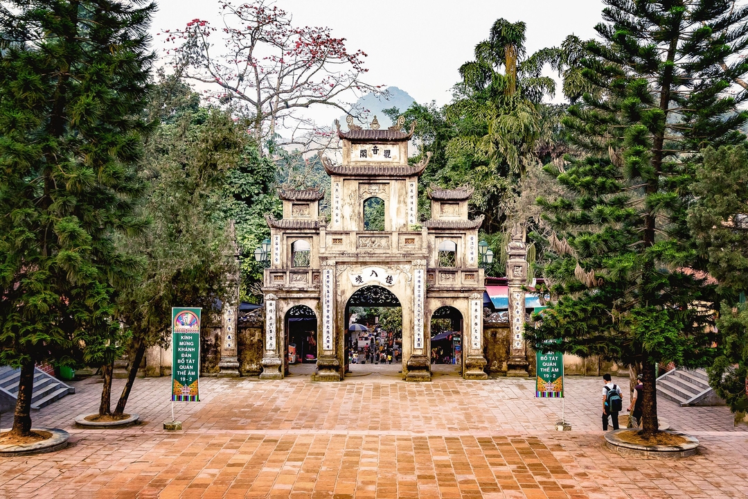 Tam quan trong quần thể di tích chùa Hương tại Hà Nội - một điểm du lịch tâm linh nổi tiếng của Việt Nam.