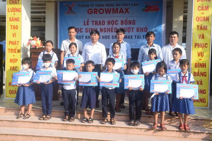 Các đại lý GrowMax tại phường Tam Quan Nam (Thị xã Nhoài Nhơn, Bình Định) tham gia trao học bỗng cho học sinh Trường Tiểu học số 2 Tam Quan Nam. Ảnh: V.Đ.T.