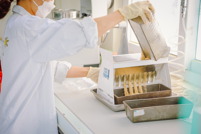 Nhà máy sản xuất cám tinh được trang bị phòng lab hiện đại để phân tích chất lượng nguyên liệu và thức ăn hoàn chỉnh.