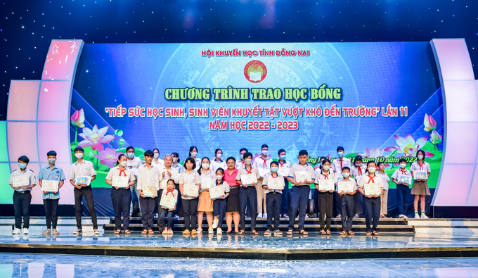 Bà Nguyễn Thu Thủy - Phó Giám đốc đối ngoại Công ty Vedan Việt Nam trao học bổng cho các em học sinh khuyết tật tỉnh Đồng Nai vượt khó đến trường.