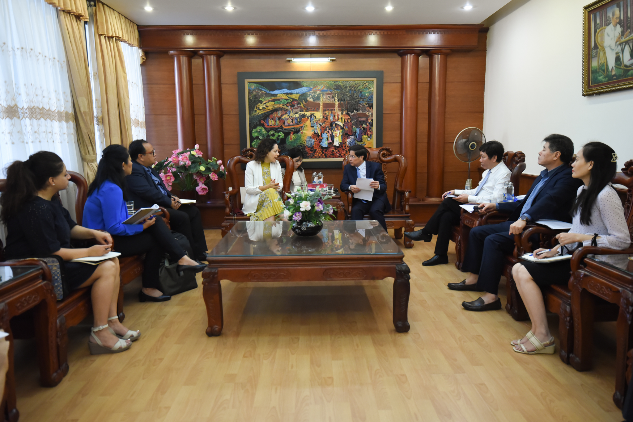 Thứ trưởng Bộ NN-PTNT Lê Quốc Doanh trao đổi với bà Monica Bauer, Phó Chủ tịch đối ngoại Tập đoàn PepsiCo. Ảnh: Tùng Đinh.