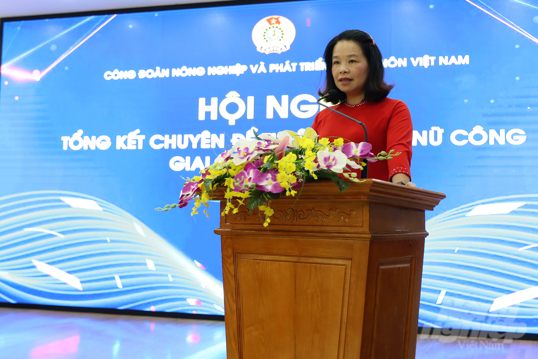 Bà Ngô Thị Anh Tuyên, Phó Chủ tịch Công đoàn Nông nghiệp và PTNT Việt Nam phát biểu tại Hội nghị. Ảnh: Diệu Vy.