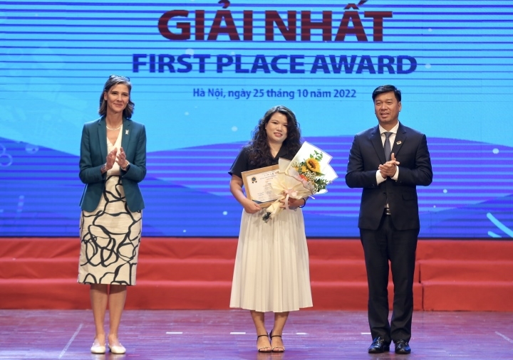 Bà Ramla Al Khalidi, Trưởng đại diện UNDP tại Việt Nam và ông Ngô Minh Hiển, Phó Tổng Giám đốc Đài Tiếng nói Việt Nam trao giải nhất báo chí cho phóng sự 'Cuộc chiến rác thải nhựa' của nhóm tác giả Đỗ Thị Hòa - Phạm Ngọc Phức, thuộc VTV24, Đài Truyền hình Việt Nam.