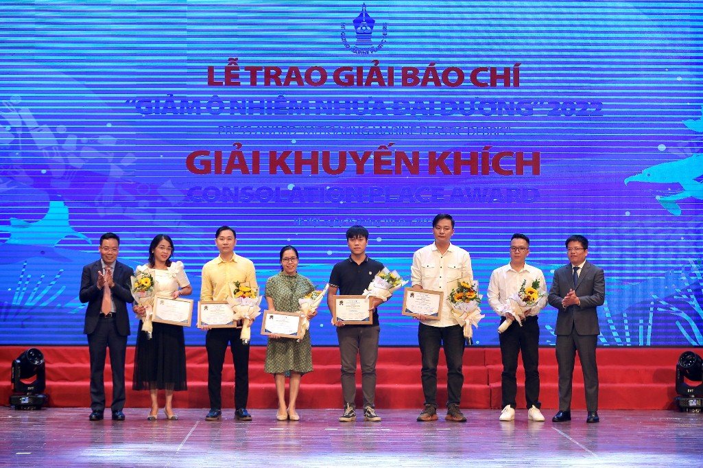 Loạt 3 bài: 'Cứu biển khỏi rác thải nhựa' của nhóm tác giả La Quang Duy - Nguyễn Hoài Anh thuộc Báo Quân đội Nhân dân giành giải khuyến khích.