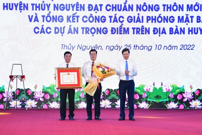 Ông Lê Anh Quân (thứ nhất bên phải sang) trao bằng công nhận và tặng hoa chúc mừng lãnh đạo huyện Thủy Nguyên. Ảnh: Đinh Mười.
