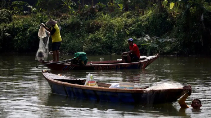 A file photo of fishermen seen on wooden boats along the Cisadane river in Tangerang, Banten province, Indonesia, Aug 2, 2020. Photo: Reuters