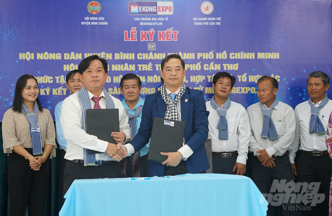 Công ty TNHH Truyền thông số Mekong Expo ký kết hợp tác đưa các sản phẩm OCOP, tiền OCOP, sản phẩm đặc trưng của huyện Bình Chánh lên sàn thương mại điện tử Mekongexpo.vn. Ảnh: Nguyễn Thủy.