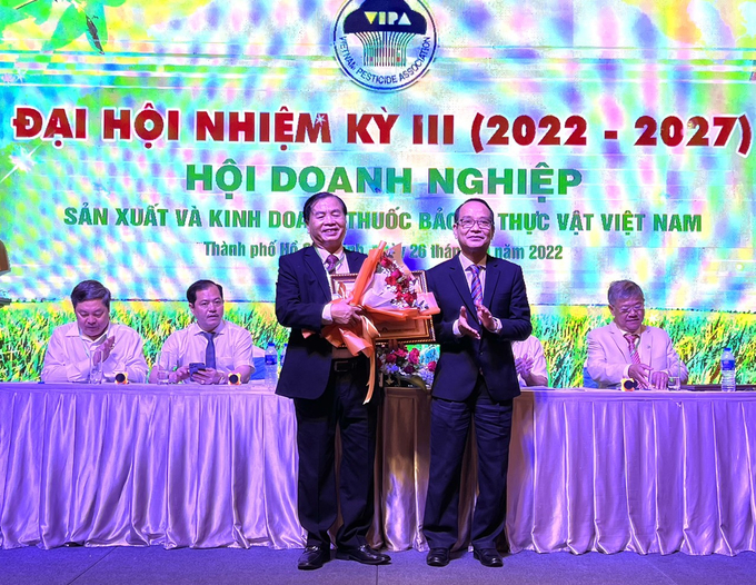 Ông Nguyễn Văn Sơn, Chủ tịch VIPA nhận Bằng khen của Bộ trưởng Bộ NN-PTNT. Ảnh: Đức Trung.
