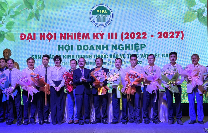 Ông Lê Văn Thiệt, Phó cục trưởng Cục BVTV chúc mừng Ban thường vụ VIPA nhiệm kỳ 2022-2027. Ảnh: Đức Trung.