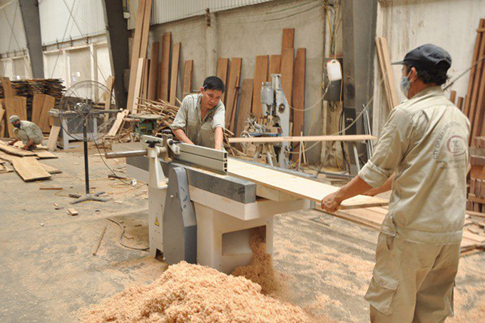 Cả nước hiện có gần 14.000 doanh nghiệp chế biến gỗ, sản xuất đồ mộc và các sản phẩm khác từ gỗ với quy mô khác nhau. Ảnh: TL.