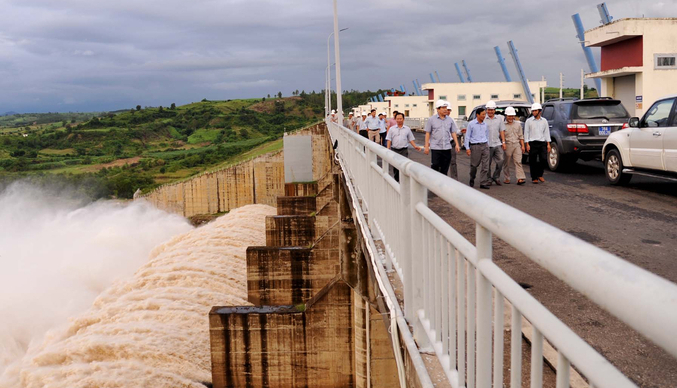 Cơ quan chức năng tỉnh Phú Yên kiểm tra cống tác vận hành, điều tiết nước tại hồ thủy điện Sông Ha Hạ. Ảnh: AN.