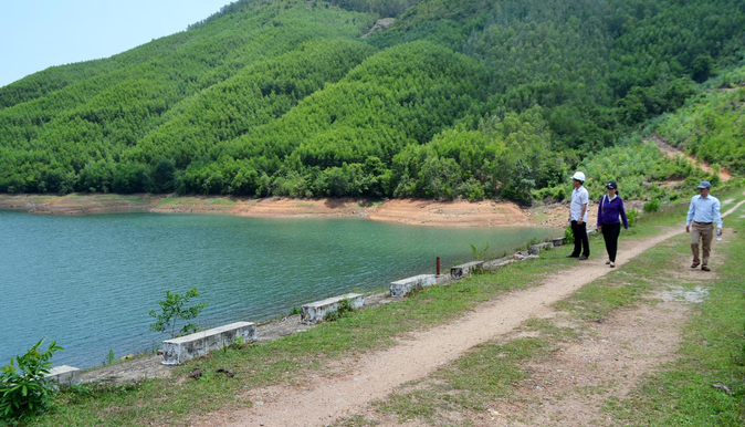 Đoàn công tác của tỉnh Phú Yên kiểm tra hồ chứa nước thủy lợi Xuân Bình (TX Sông Cầu). Ảnh: KS.