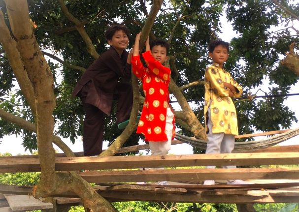 Children are happy to visit the garden of farmer Nguyen Le Vinh. Photo: Kim Anh.