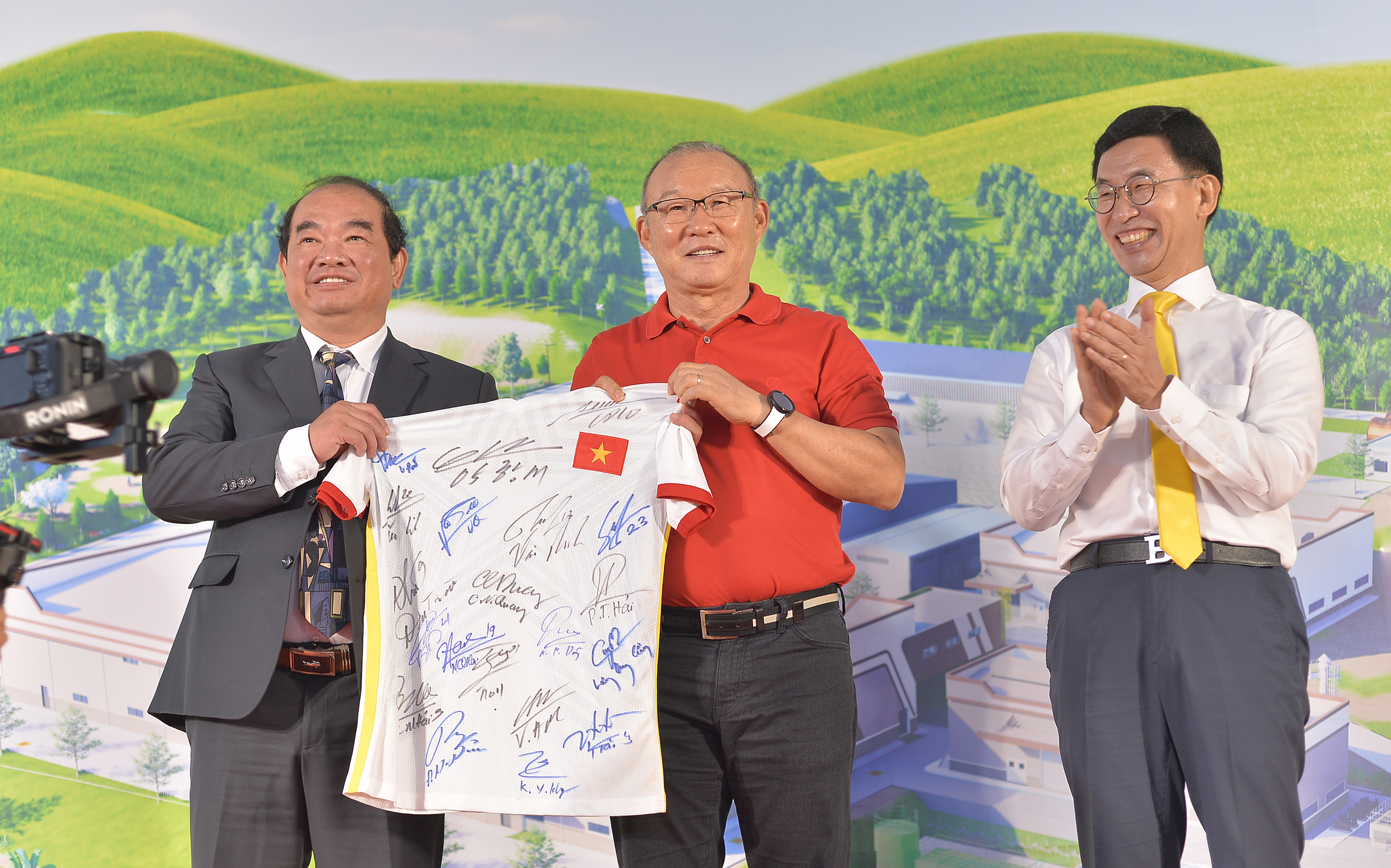 Tại buổi lễ khánh thành nhà máy sản xuất sữa VPMilk ECO Farm, Huấn luyện viên trưởng Đội tuyển bóng đá Việt Nam Park Hang - Seo (Đại sứ thương hiệu VPMilk) trao tặng áo đấu có chữ ký của các tuyển thủ Đội tuyển bóng đá Việt Nam cho lãnh đạo huyện Đơn Dương. Ảnh: Minh Hậu.
