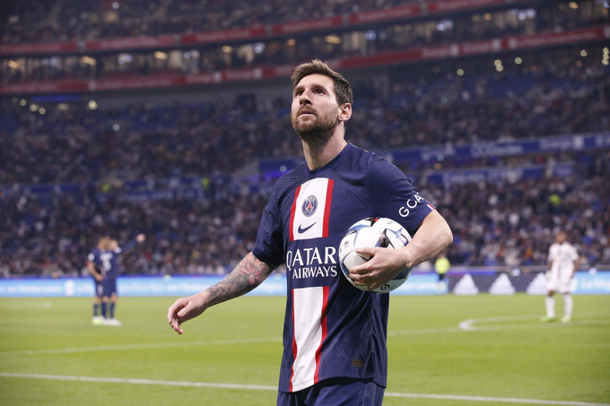 PSG đã kí hợp đồng mới với Lionel Messi để giữ chân siêu sao này trong thời gian dài. Xem hình ảnh để tìm hiểu thêm về vụ gia hạn hợp đồng này và tâm lý của Messi.
