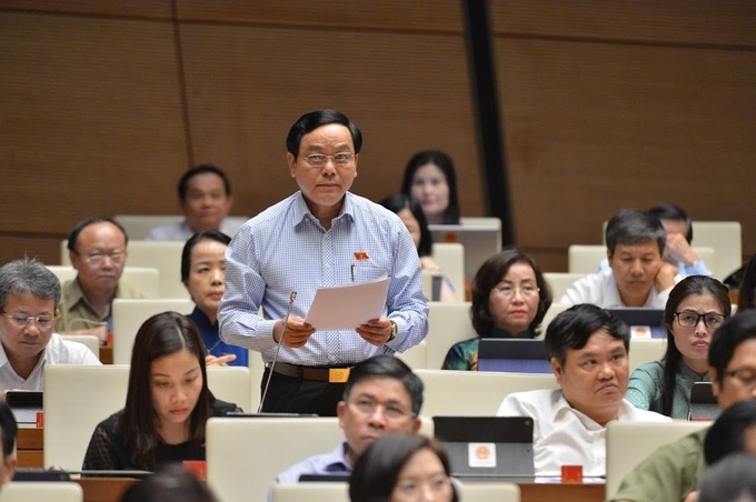 Đại biểu Hoàng Đức Thắng: Gần đây những thành phố lớn được đầu tư hiện đại đều lần lượt bất ngờ xuất hiện ngập lụt lớn. Vậy đâu là nguyên nhân, trách nhiệm thuộc về ai, giải pháp nào cho vấn nạn này?