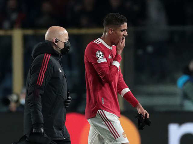 Erik ten Hag đau đầu vì vị trí của Raphael Varane. Ảnh: Dailymail.