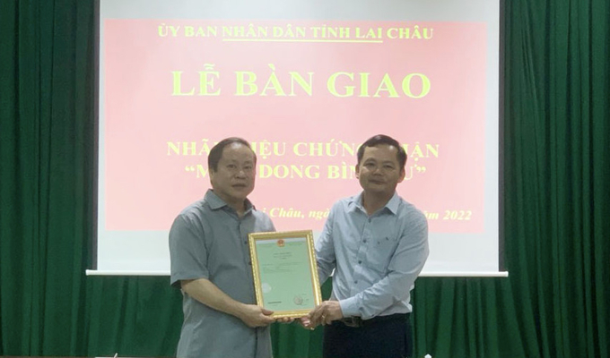 Ông Tống Thanh Hải, Phó Chủ tịch Thường trực UBND tỉnh Lai Châu trao Nhãn hiệu Chứng nhận 'Miến dong Bình Lư' cho lãnh đạo UBND huyện Tam Đường. Ảnh: T.L