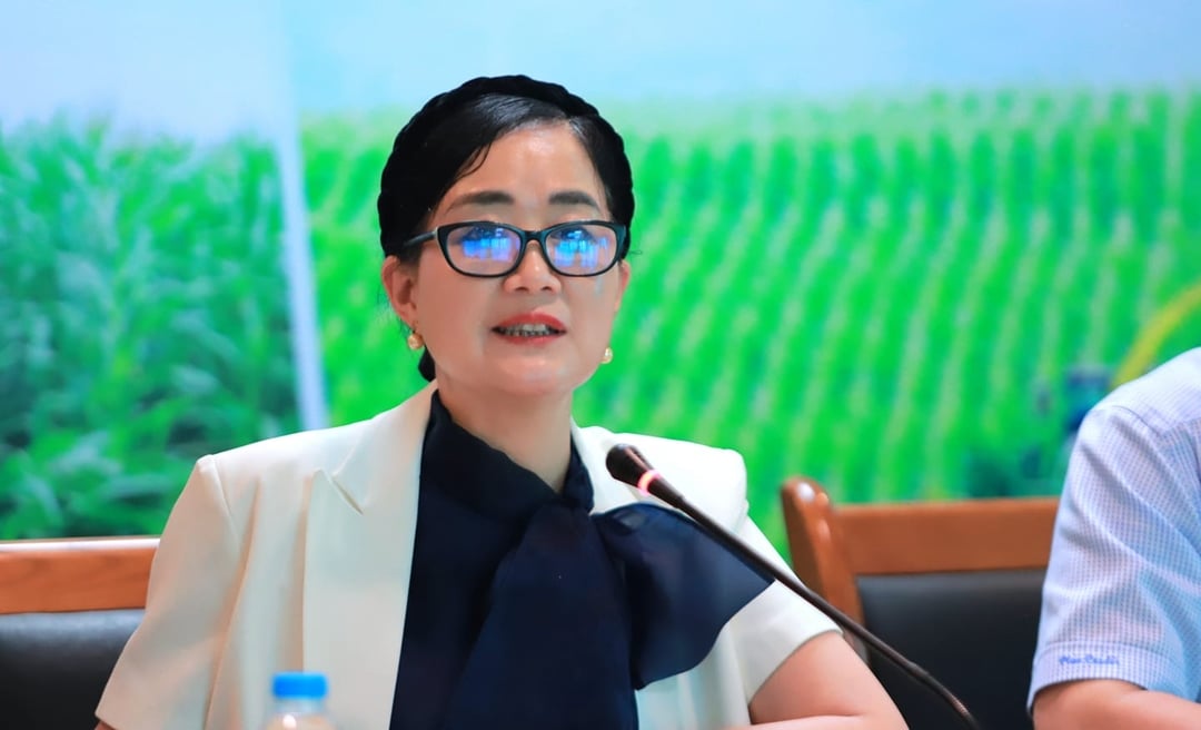 Bà Hạ Thúy Hạnh, Phó Giám đốc Trung tâm Khuyến nông Quốc gia chia sẻ về một số mô hình trồng ngô sinh khối hiệu quả. Ảnh: BT.