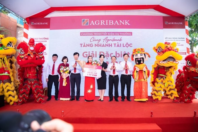 Lãnh đạo Agribank trao thưởng 1 tỷ đồng cho khách hàng ở Nghệ An trúng giải đặc biệt.