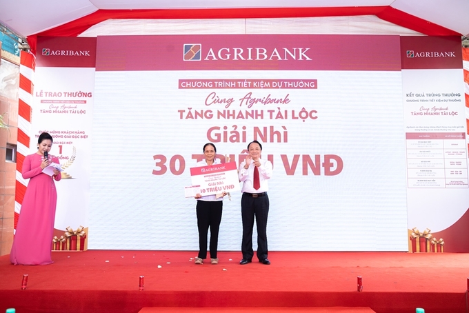 Ông Trần Văn Đức, Phó Giám đốc phụ trách Agribank CN Nghệ An trao giải Nhì cho khách hàng đoạt giải