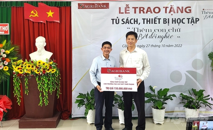 Ông Trương Hoàng Hải, Giám đốc Agribank Chi nhánh Cần Thơ II trao tặng thiết bị học tập cho Trường THCS và THPT Thới Thạnh, huyện Thới Lai, TP Cần Thơ. Ảnh: Minh Khương.