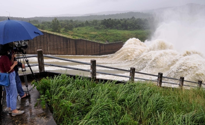 Theo Sở NN-PTNT Phú Yên, thủy điện Sông Hinh đã vi phạm trong vận hành điều tiết hồ chứa trong cơn bão số 5 vừa qua. Ảnh: NC.