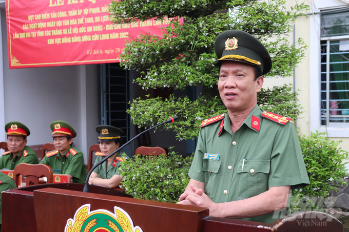Đại tá Phạm Quốc Việt, Phó Giám đốc Công an tỉnh Sóc Trăng phát biểu chỉ đạo tại buổi lễ. Ảnh: Đức Trung.