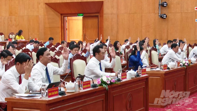 Các đại biểu biểu quyết tại Kỳ họp thứ 9, HĐND tỉnh Thái Nguyên nhiệm kỳ 2021 - 2026. Ảnh: Toán Nguyễn.