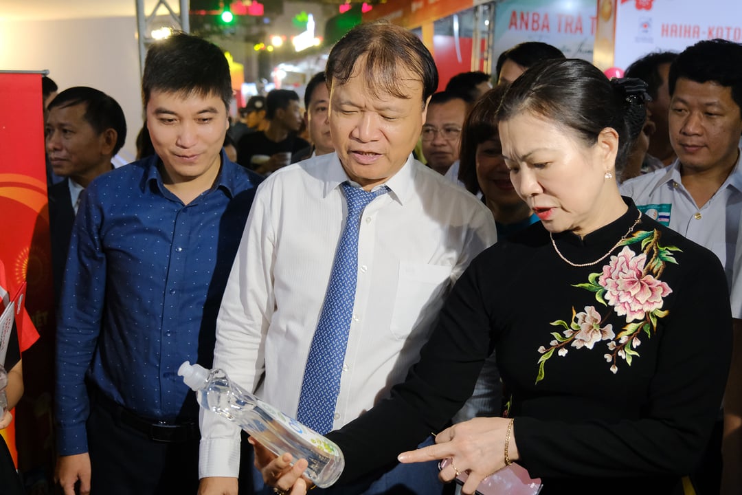 Thứ trưởng Bộ Công thương Đỗ Thắng Hải và Phó Chủ tịch Ủy ban Trung ương Mặt trận Tổ quốc Trương Thị Ngọc Ánh chăm chú theo dõi thông tin về sản phẩm.