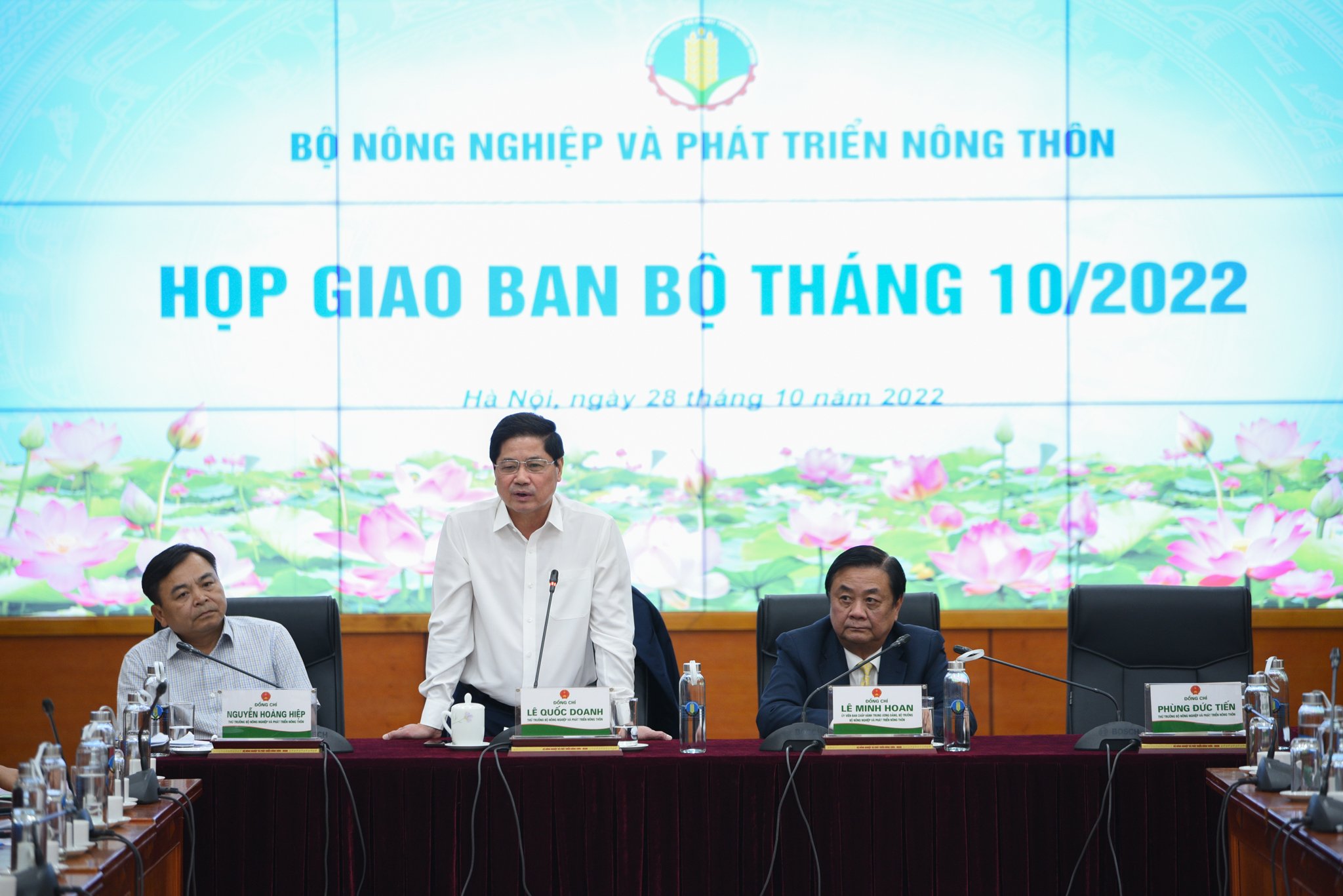 Thứ trưởng Lê Quốc Doanh phát biểu trong phiên họp giao ban Bộ NN-PTNT chiều 28/10 về vấn đề chặt bỏ cà phê xen canh sầu riêng. Ảnh: Tùng Đinh.