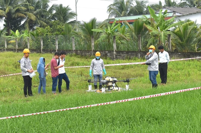 Buổi tập huấn thực hiện khảo nghiệm thuốc BVTV bằng  Drone. Ảnh: Minh Đảm.