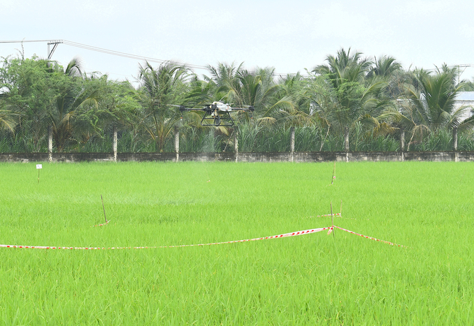 Ưu điểm nổi bật của công nghệ về hiệu quả, độ chính xác và khả năng tiết kiệm lao động, giảm chi phí nhân công, nâng cao năng suất chất lượng nông sản, công suất cao, bảo vệ sức khỏe cho người nông dân do không phải tiếp xúc với thuốc. Ảnh: Minh Đảm.